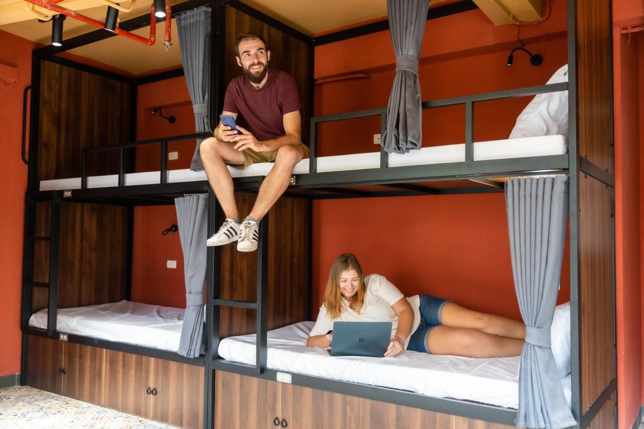 Einzelbett im Schlafsaal